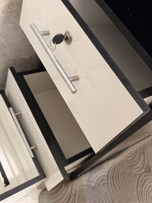 Маникюрный стол с лампой