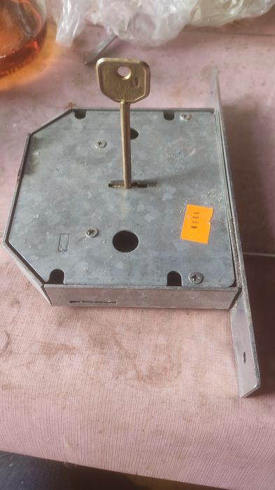 Продам  замки дверные и навесы