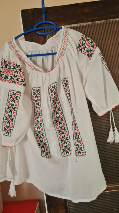 Două bluze brodate ie