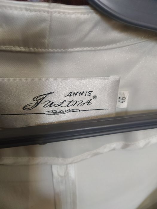 Продам праздничный белый  костюм