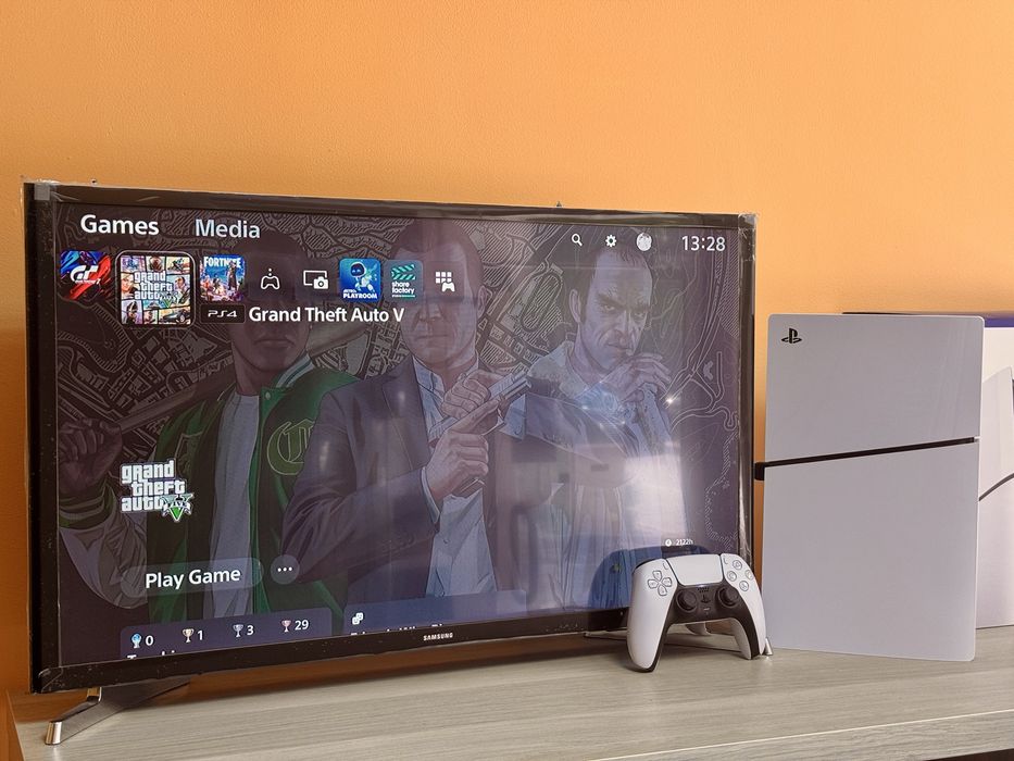 Playstation 5 Slim Disk Edition 1000GB с контролер и 3 игри.