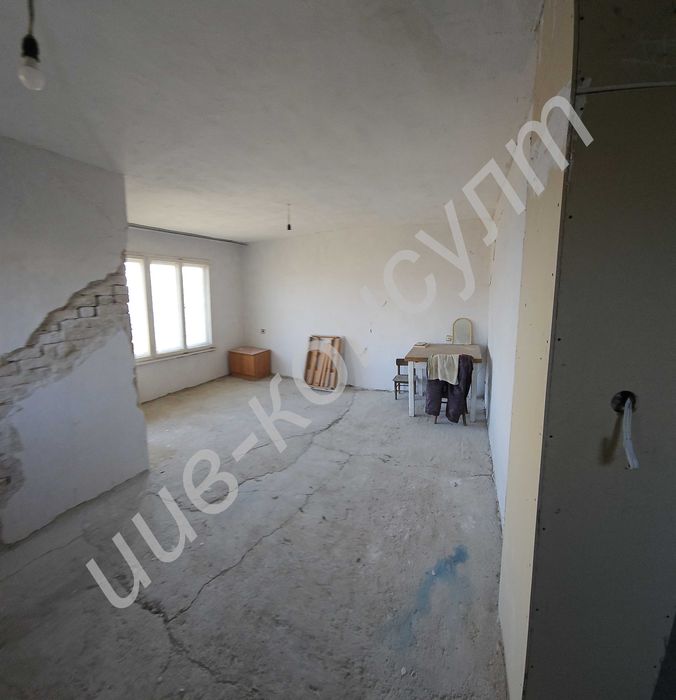 Голям парцел с панорамна гледка и къща в с. Малки Чифлик