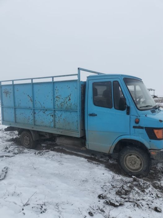 Mercedes-Benz MB 100