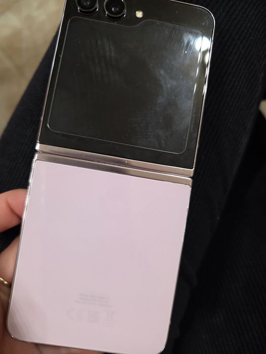 Samsung Z Flip5-  външно в много добро състояние. Външен екран работи перфектно, вътрешния екран-изгорени пиксели