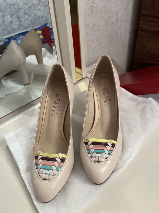 Продам туфли новые размер 34 , кожа