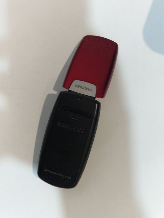 Telefon Samsung cu clapeta cu încărcător original