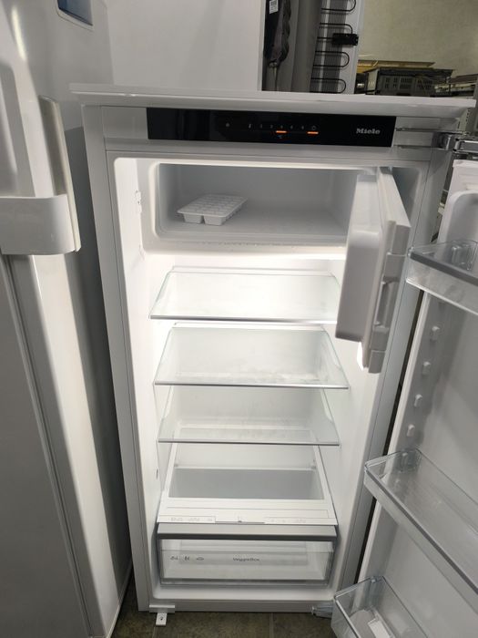 Хладилник с вътрешна камера за вграждане Miele K 7318 D - 187литра.