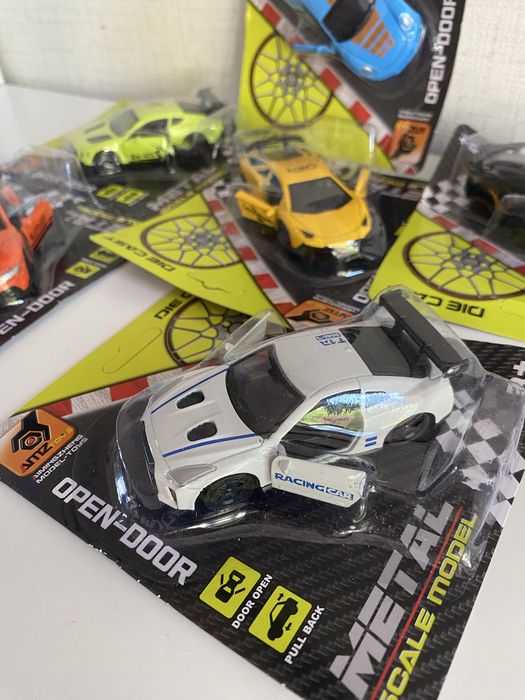 Метални коли с отварящи се врати (1:64) - PULL BACK - 6 броя
