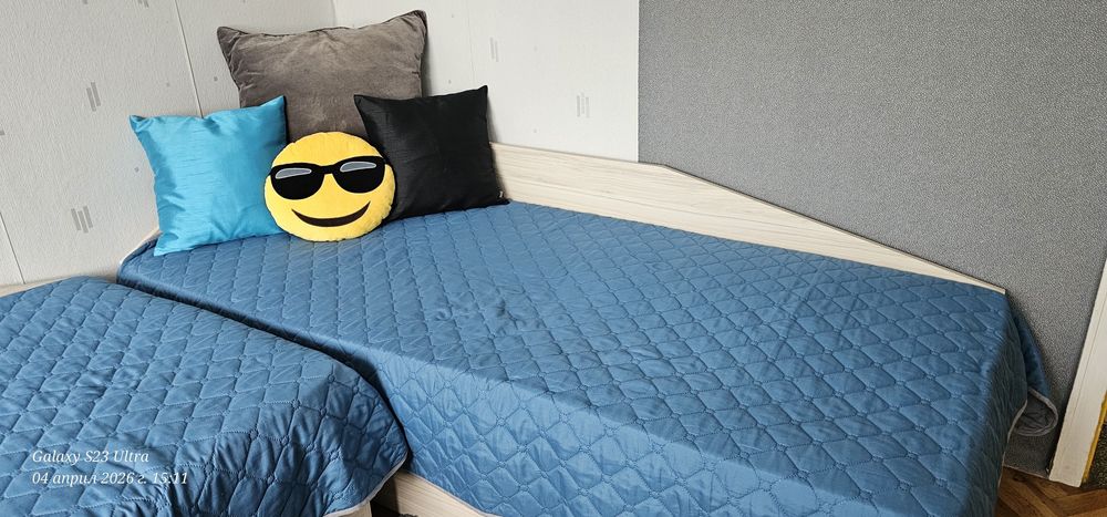 2 дивана- единият НЕИЗПОЛЗВАН с еднолицеви матраци и ракли  за  багаж