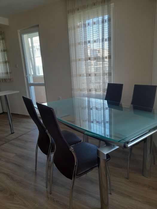 Трапезна стъклена маса с кожени столове