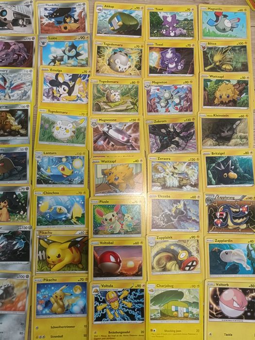600 de cărți pokemon originale + patru cutii de metal