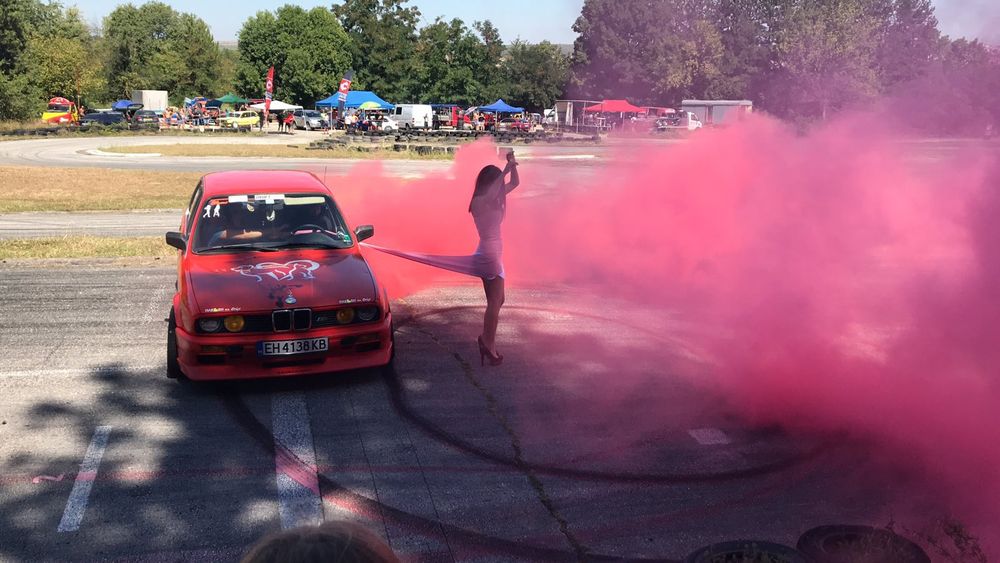 Гуми с Червен Пушек за Дрифт Шоу