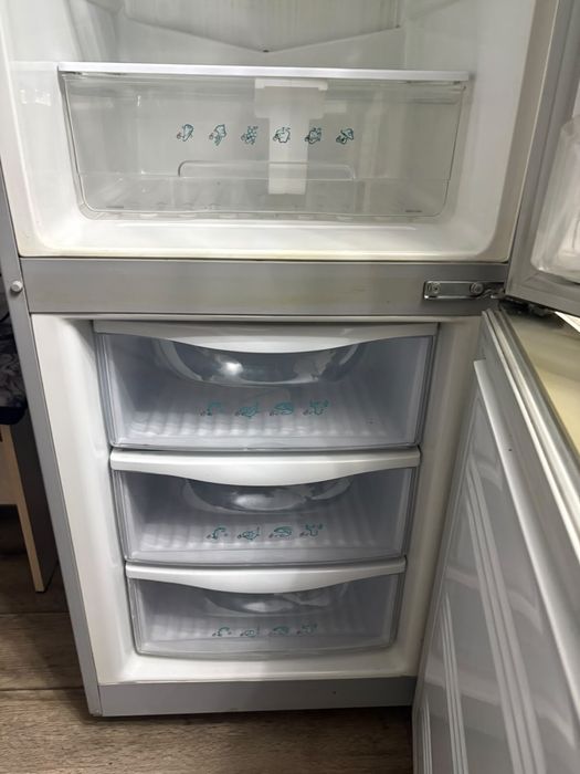 Продам холодильник samsung, морозильник не работает