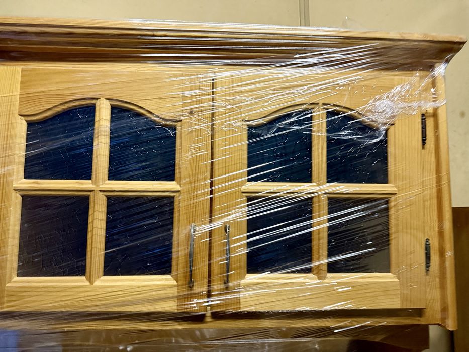 Дървен шкаф с витринки