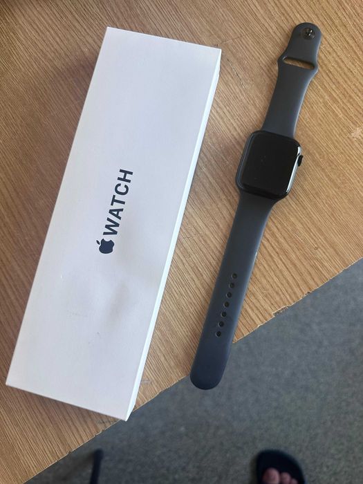 Apple Watch SE 2025 – 44mm – Impecabil – 100% baterie – Ca nou
