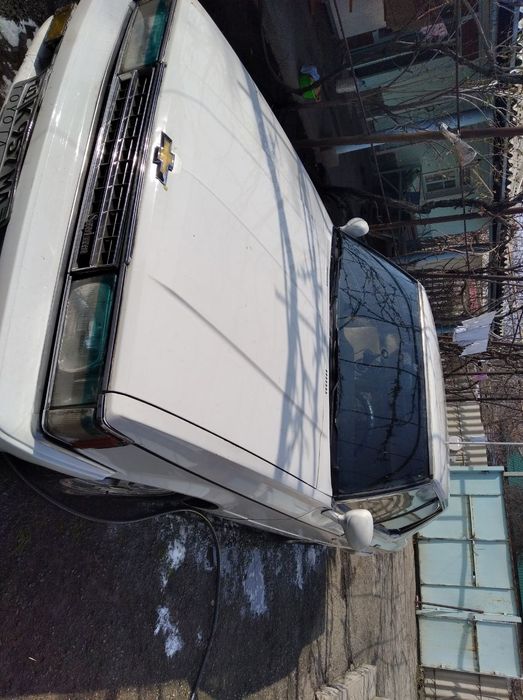 Тойота креста енгил седанрули чапга урнатилган 1983 йилда ишлаб