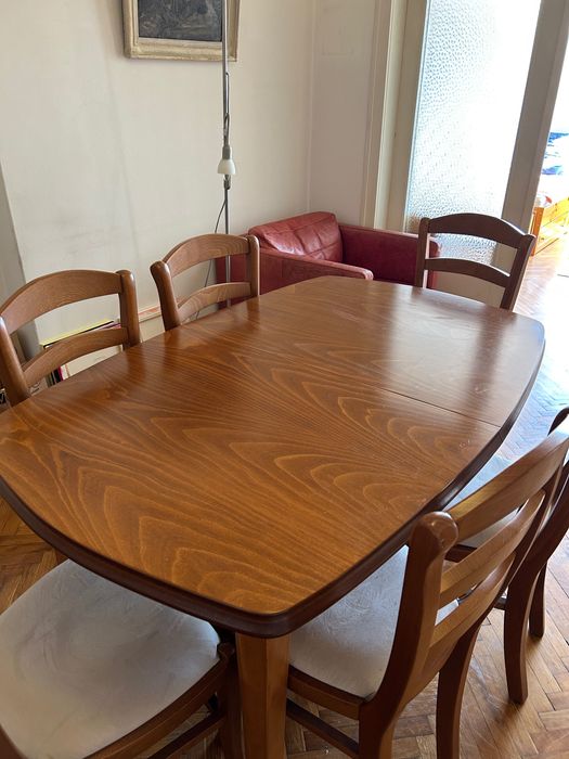Разтегателна маса и 6 стола от масивно дърво в супер състояние