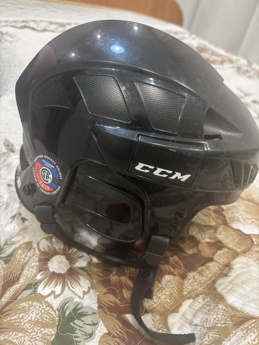 Продам коньки, шлем,  щитки б/у