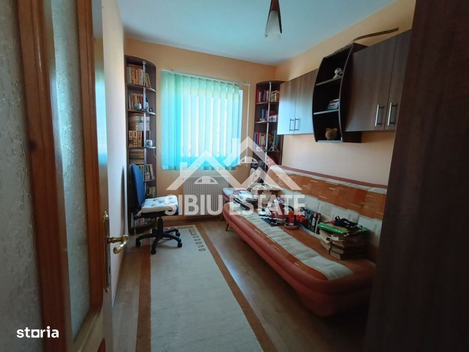 Apartament de vanzare cu 3 camere, decomandat - Valea Aurie