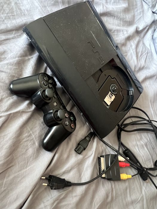 PlayStation 3 Super Slim + controller original Sony + cabluri