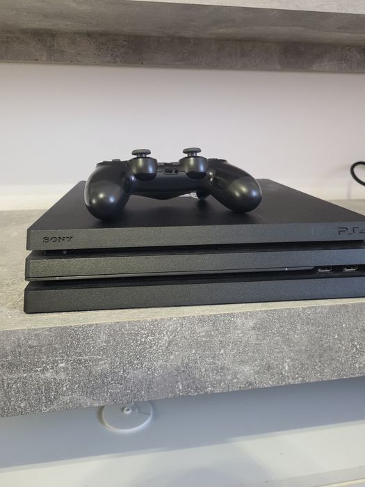 Vand PlayStation 4 Pro 1TB, in stare foarte bună