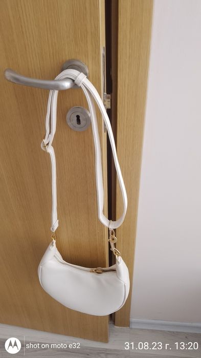 Бяла чанта тип лодка.