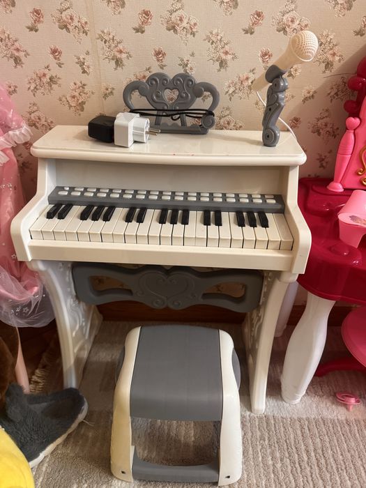 Детский транспорт и пианино