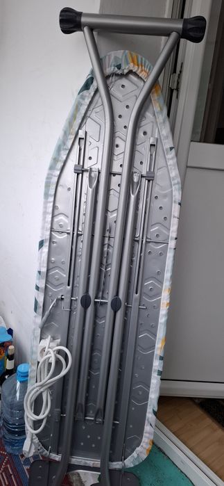 Masă de călcat cu priză