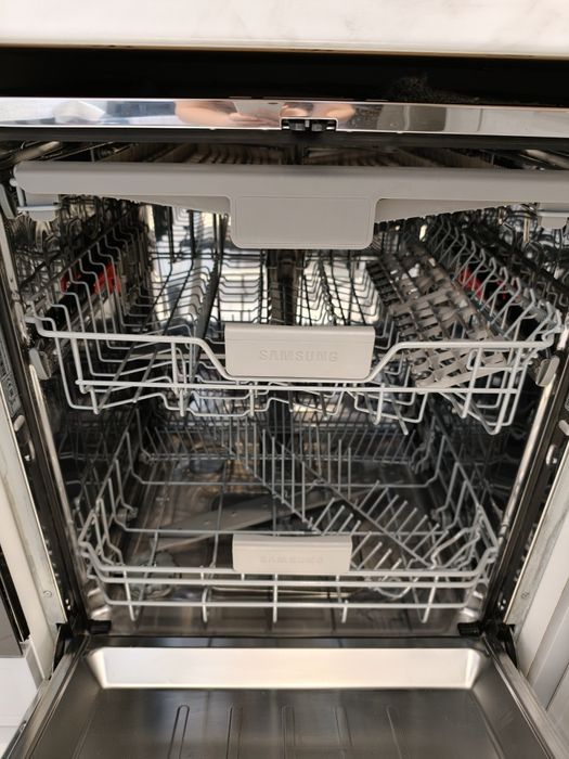 Продам полновстраиваемую посудомоечную машину Samsung