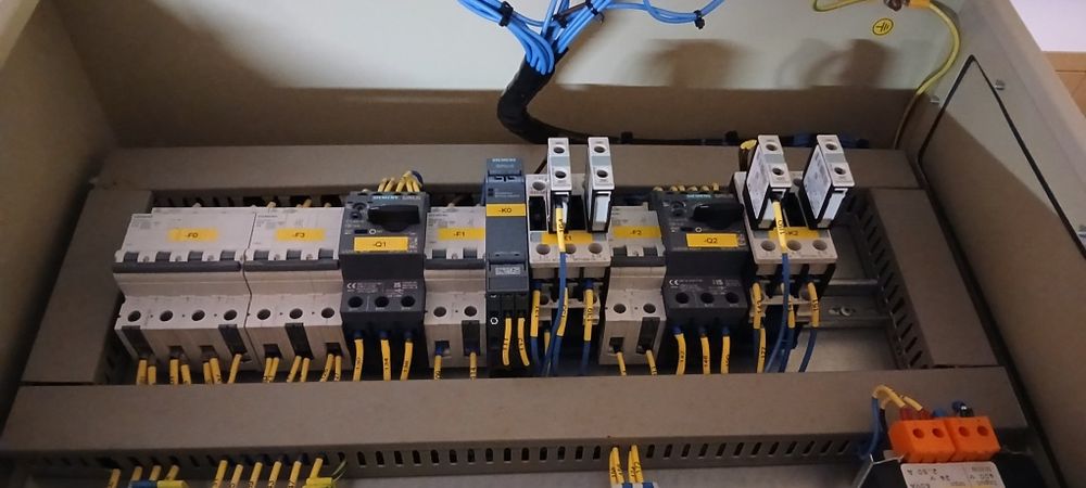 Automatizare pompe / spălătorie auto / instalații industriale – panou PLC Siemens