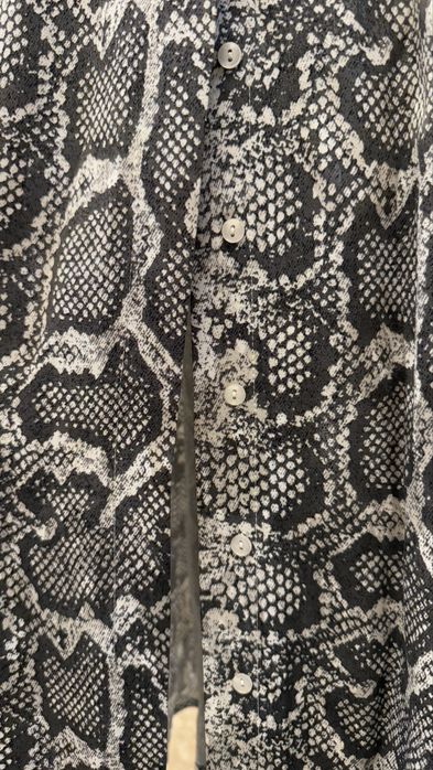 Стильное платье с трендовым принтом «Змеиная кожа»