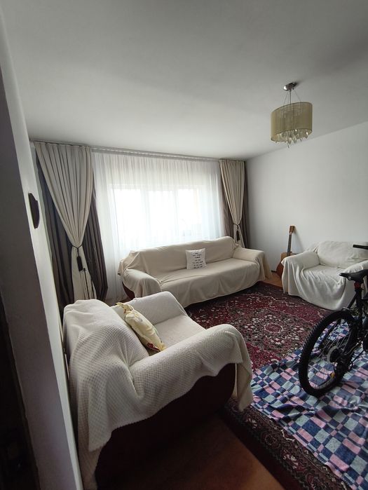 Vând apartament 3 camere Mioveni, două balcoane, zonă centrală, liber.