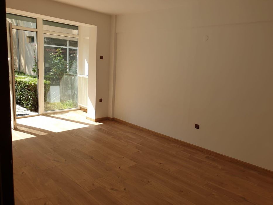 Inchiriez spatii comerciale in zona centru vizavi de itm