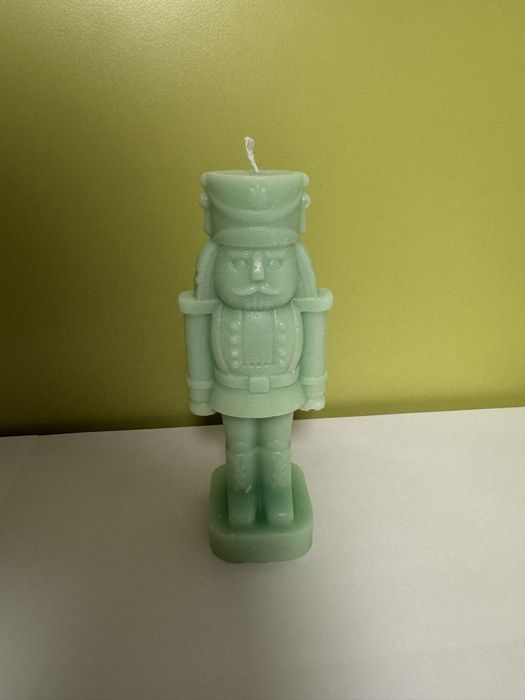 Ръчно правени коледни свещи