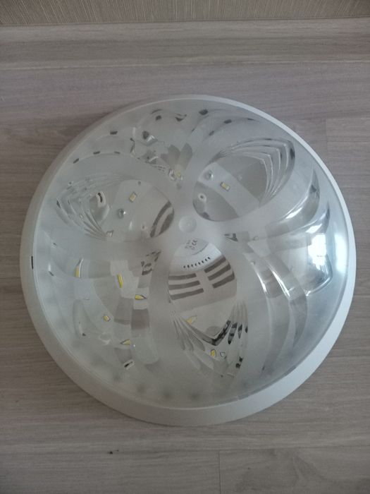 Продам плафон светильник