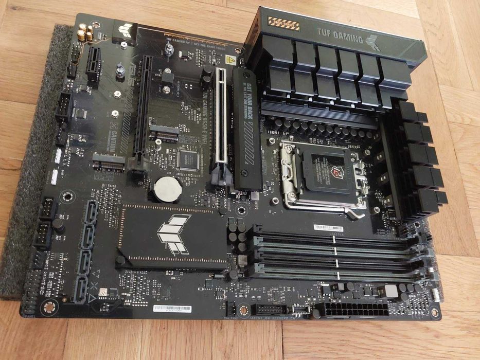 AMD Ryzen 7 9800X3D + Asus TUF B650-E Wi-Fi