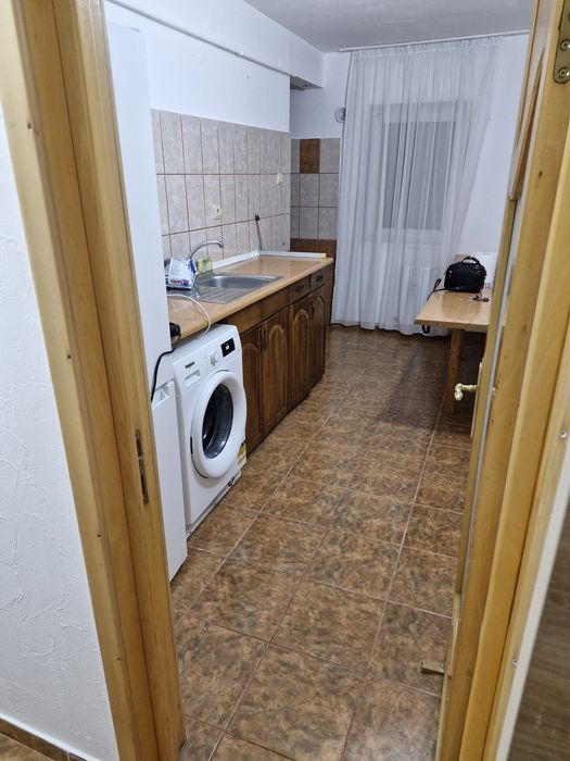 Inchiriez apartament 1300lei