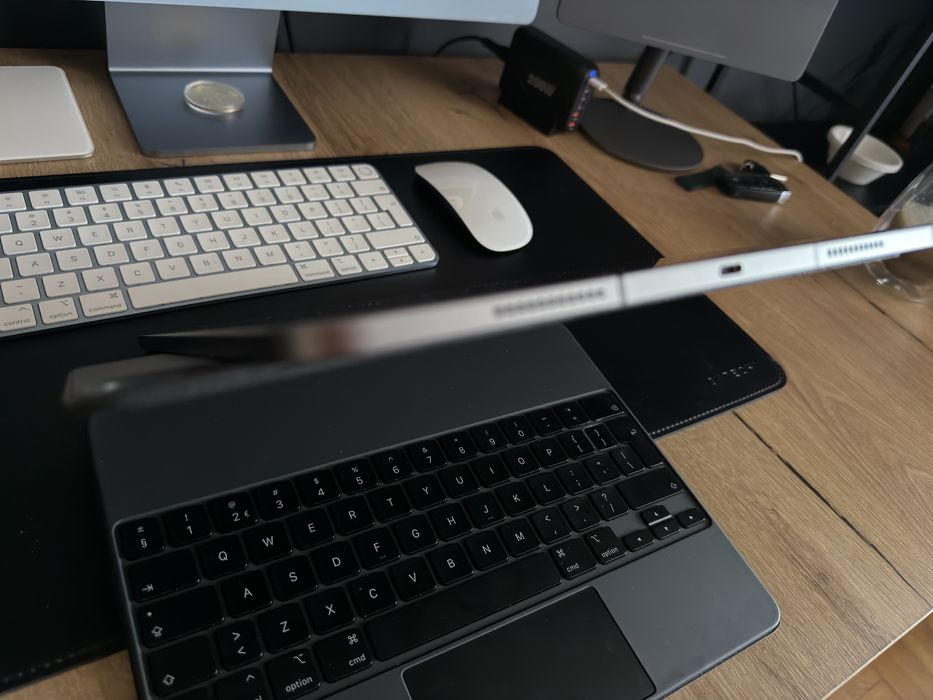 iPad Pro 12.9 Gen 6 2TB Stocare Wi-Fi + Cellular si Magic keyboard