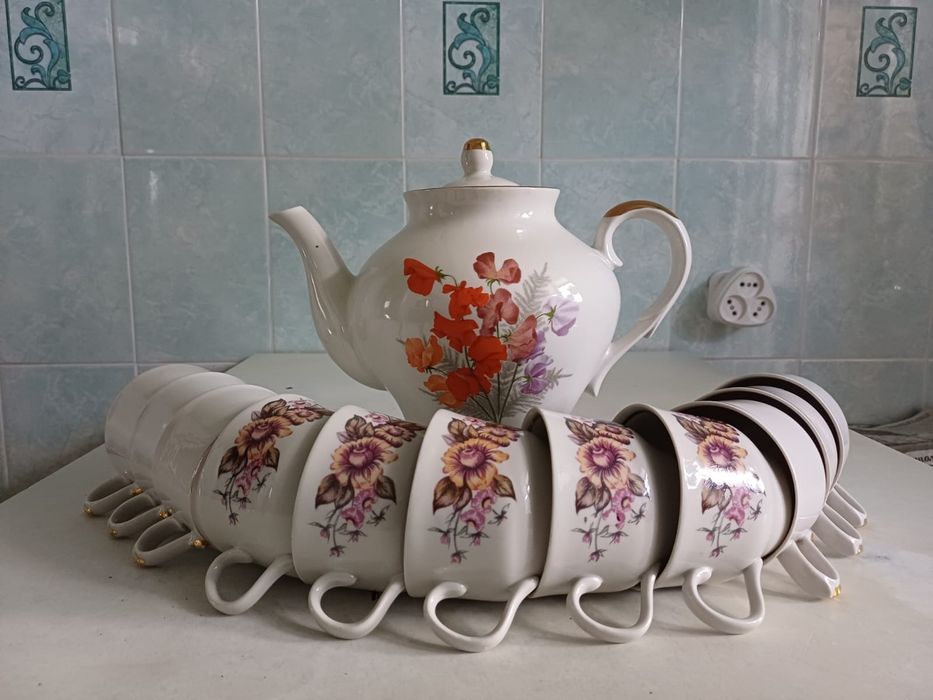 Продаю большой чайник(фарфор) с кружками