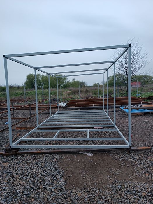 Здрава метална конструкция тип скеле с монтаж