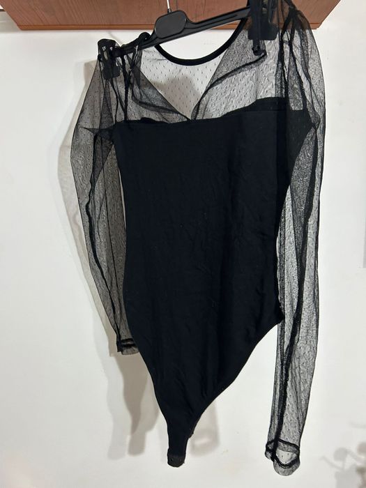 Body negru cu mâneci din dantelă