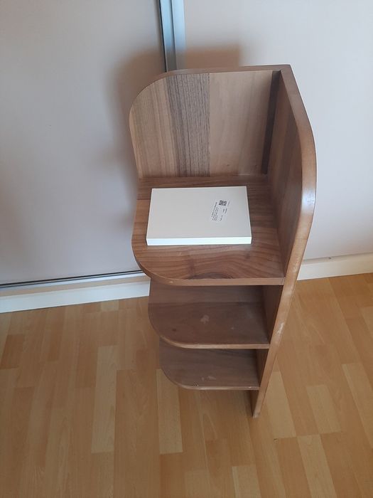 Продавам ъглова етажерка.НОВА