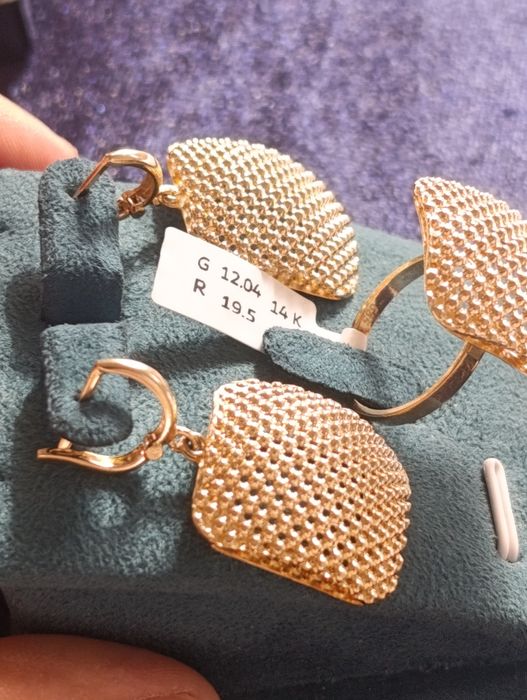 Золотая комплект кольцо и серьги,проба 585 вес  12,04 размер 19, 5