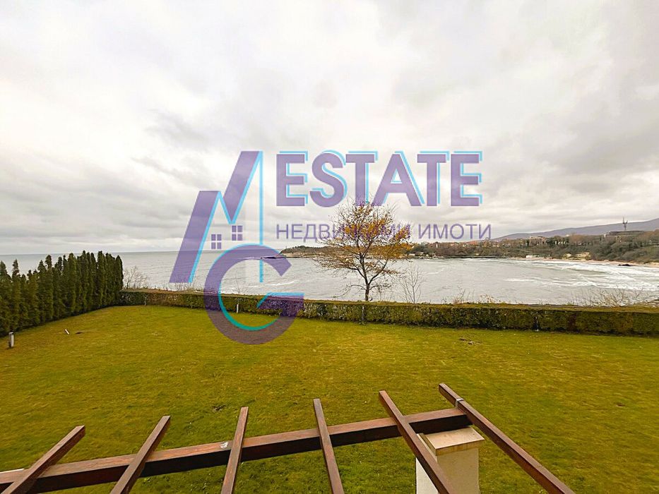 Тристаен апартамент на 1-ва линия МОРЕ в град Царево.