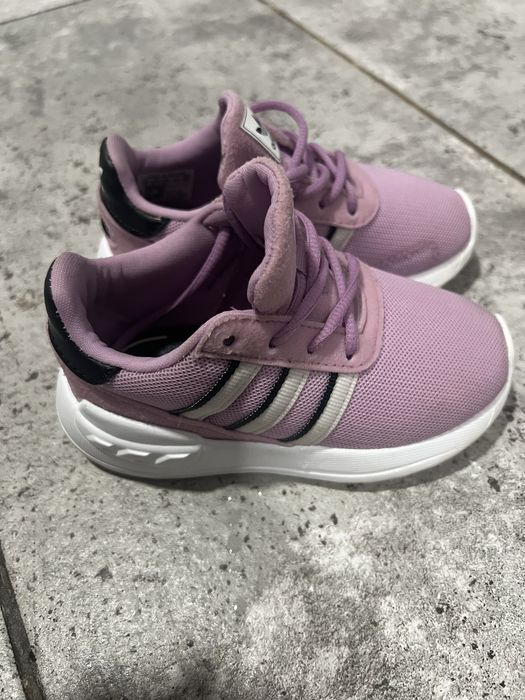 Adidasi fete ca noi