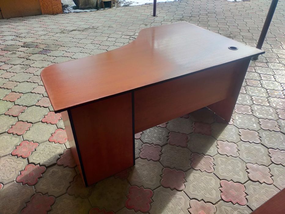 Удобный офисный стол