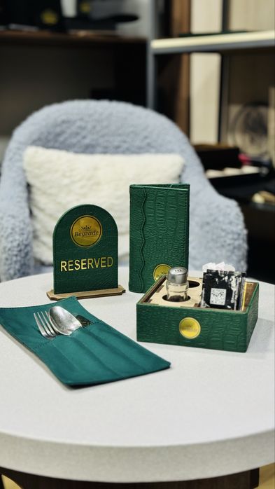 Aksesoriuz  Ресторанная продукция меню резервы бейджики планшеты счета