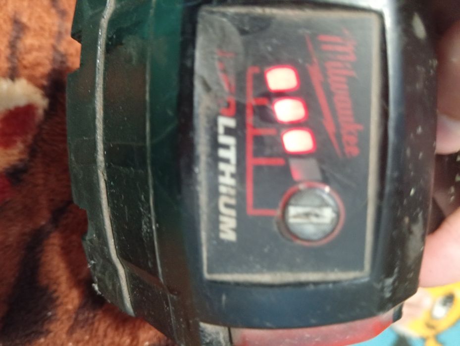 Vând acumulator Milwaukee