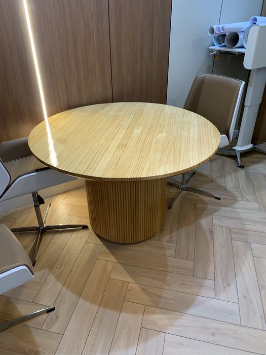 Рабочий стол со креслами