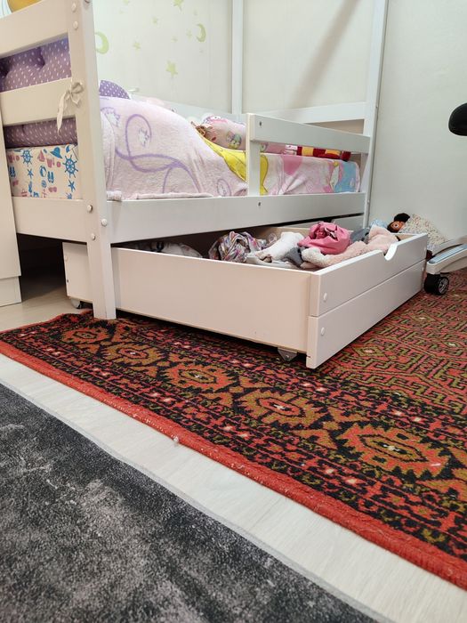 Продам кровать домик с ящиками и матрасом